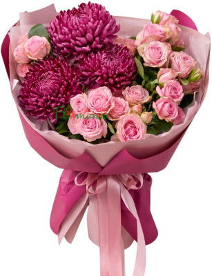 Букет из розовых кустовых роз и бордовых хризантем «Миледи»